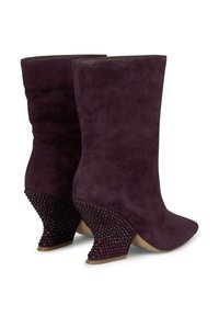 Bottes de cheville en suede violet avec un bout pointu et un talon texturé et clouté. Le talon présente un dégradé de décorations roses.