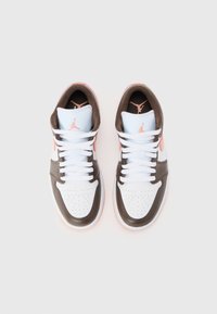 Scarpe da ginnastica bianche e marroni con finitura in pelle liscia. Le caratteristiche includono lacci bianchi, punta perforata e accenti rosa sul logo.