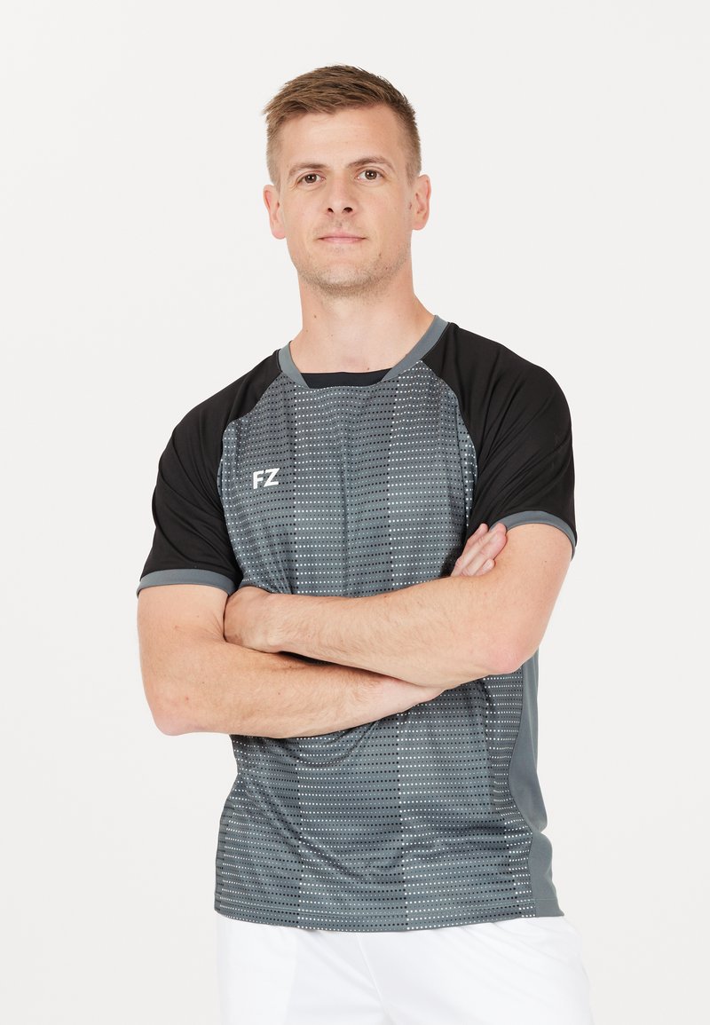 Grå och svart sport t-shirt med ett texturerat mönster, korta ärmar och rund halsringning; har logotypen "FZ" på bröstet.