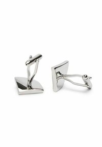 Silver cufflinks med polerad yta, med en geometrisk design med fyrkantig bas och rundade detaljer för fästning.