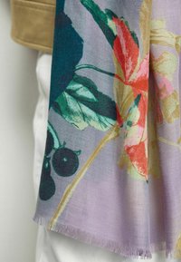 Ziedu šalle purpursarkanā krāsā ar zaļām lapām un sarkanām ziedām. Viegls audums ar mīkstu tekstūru un frizētām malām.