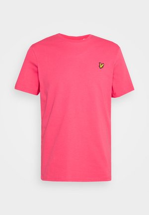 Kort rosa bomuldstrøje med korteærmer og rund hals. Har et lille gult sommerfugl-logo på venstre bryst.