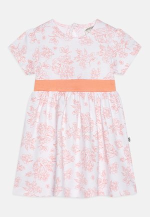 Hvid babykjole med korte ærmer med mønster af lyserøde blomster, en ensfarvet ferskenfarvet taljebånd, rynket nederdel og rund halsudskæring.