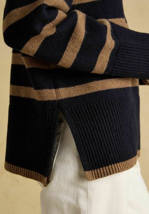 Streifenpullover in Marineblau und Beige mit geripptem Saum und seitlichen Schlitzen. Weiche Textur, lockere Passform und kontrastierende Farben.