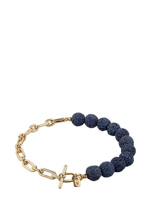 Guld kæde armbånd med en toggle lukning, der indeholder flere sorte porøse lava sten perler som en delvis dekorativ streng.