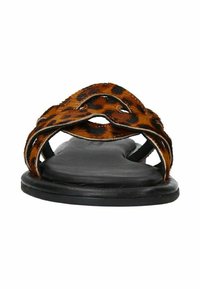 Leopardprint schuifsandalen met een zwarte platte zool, voorzien van gevlochten bovenste banden en uitsnijdingen voor een textuurdesign.