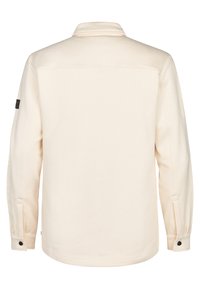 Chaqueta beige clara con un collar clásico, mangas largas, puños abotonados y un acabado limpio y texturizado. Presenta un pequeño logo en el hombro.