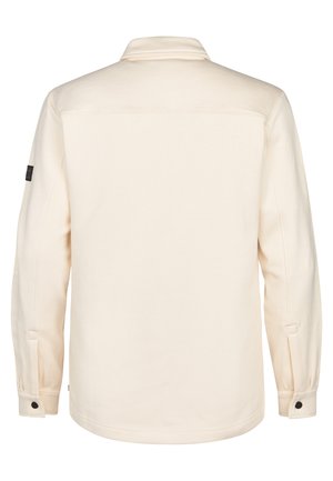 Chaqueta beige clara con un collar clásico, mangas largas, puños abotonados y un acabado limpio y texturizado. Presenta un pequeño logo en el hombro.