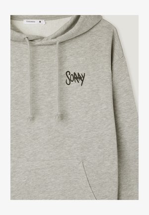 Szara bluza z kapturem, wykonana z miękkiego materiału, z kieszenią z przodu i długimi rękawami. Na górnej lewej stronie znajduje się ręcznie napisany czarny tekst "SOAAy".