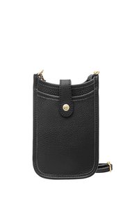 Bolso de cuero negro cruzado con acabado texturizado, herrajes dorados, cierre de solapa y un diseño delgado apto para llevar lo esencial.