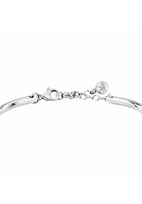 Bracciale argento con un design liscio e curvo. Dotato di una chiusura e di un piccolo elemento circcolare con una incisione a forma di foglia. Maglie a catena per la regolabilità.