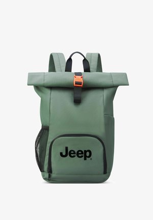 Sac à dos vert à rabat enroulable avec boucle orange et accessoires noirs. Comprend une poche zippée avant, une poche latérale en filet, et un logo noir bien visible.