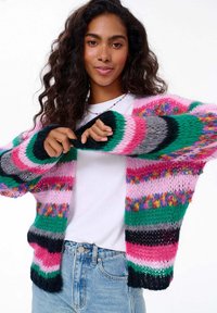 Vícebarevný pletený kardigan s pruhy v růžové, zelené, šedé a černé barvě. Volný střih s měkkou, texturovanou látkou.