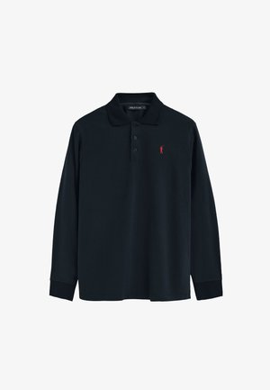 Czarna koszulka polo z długim rękawem wykonana z bawełny, z kołnierzykiem, trzema guzikami i małym czerwonym logo na lewej piersi.