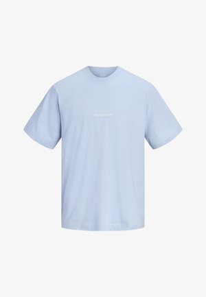 Hellblaues Kurzarm-T-Shirt mit rundem Ausschnitt und kleinem weißen Schriftzug mittig auf der Brust.