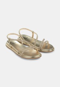 Gouden platte sandalen met metalen banden en een gestructureerde bovenkant. Beschikken over een eenvoudig ontwerp, open teen en een gekussende binnenzool voor comfort.