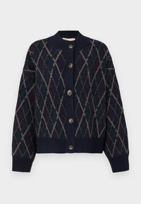 Cardigan bleu marine avec un motif en losanges beige, vert et bordeaux. Poignets et ourlet côtelés avec cinq boutons marron à l'avant.