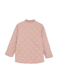 Ljust rosa kviltad jacka med en ribbad krage, med ett mönster av rundade former och långa ärmar. Mjuk textur, enkel design.