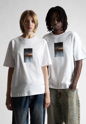 MONSIEUR BONHEUR UNISEX - Tričko s potlačou - white