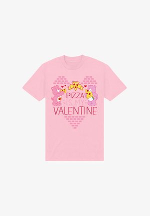 Maglietta rosa con due orsetti rosa che tengono fette di pizza, un cuore fatto di mattoni e la scritta "La pizza è il mio San Valentino."