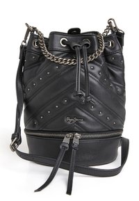 Borsa a secchiello in pelle nera con motivo trapuntato, borchie argentate, dettagli in catena e chiusura con zip. Presenta una tracolla regolabile e il logo del marchio.
