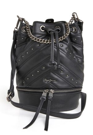 Bolso tipo cubo de cuero negro con patrón acolchado, tachuelas plateadas, detalle de cadena y cierre de cremallera. Cuenta con correa ajustable y logo de la marca.