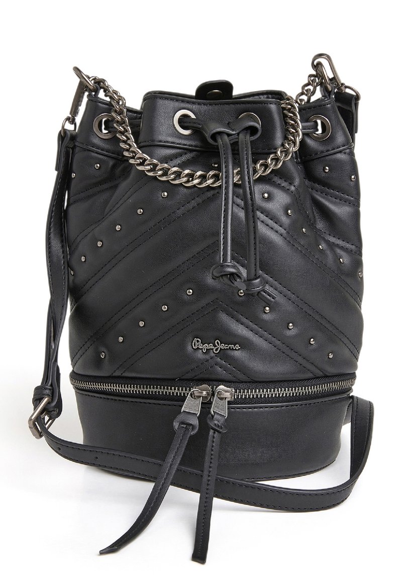 Borsa a secchiello in pelle nera con motivo trapuntato, borchie argentate, dettagli in catena e chiusura con zip. Presenta una tracolla regolabile e il logo del marchio.