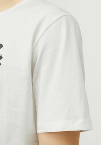 Jack & Jones LOGO RUNDHALS - T-shirt print - cloud dancer