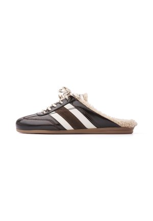 Schwarzer Slip-On-Sneaker mit weißen und braunen Streifen, weißen Schnürsenkeln und beigem Fleece-Futter, sichtbar an der Ferse und im Inneren.