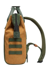 Sac à dos en velours côtelé vert et brun avec une fermeture zippée, une sangle réglable et trois boucles de sangle vertes pour fixation à l'avant.