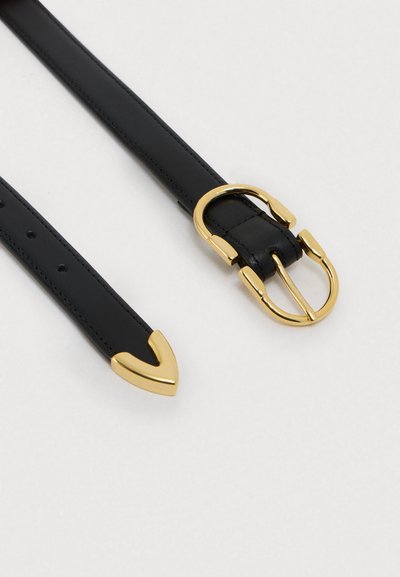 Μαύρη δερμάτινη ζώνη με λαμπερή χρυσή αγκράφα και μυτερή άκρη. Διαθέτει πολλαπλές τρύπες ρύθμισης και λεία υφή.