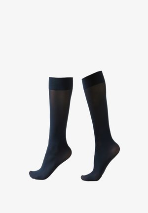Medias negras hasta la rodilla, fabricadas con un material suave y elástico, de un color sólido y con una banda superior acanalada. Sin patrones ni adornos.