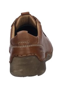 Brauner Lederschuh mit abgerundetem Hinterteil, gepolstertem Innenbereich und sichtbaren Nähten. Gummisohle mit strukturierten Details für besseren Halt.