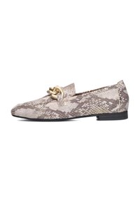 Loafers met slangenhuidpatroon in beige- en taupe tinten, met een gouden kettingaccent aan de voorkant, en een lage zwarte hak.
