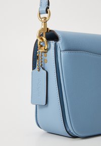 COACH CASSIE CROSSBODY BAG 19 - Borsa a mano - blue