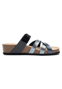 Sandale compensée pour femme avec semelle en liège, bride arrière noire et trois brides croisées métalliques bleues sur le pied, sur fond blanc.