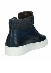 Sneakers alti in pelle blu navy con colletto in feltro grigio, suola in gomma bianca e texture liscia. Presentano cuciture tonali e un branding sottile.