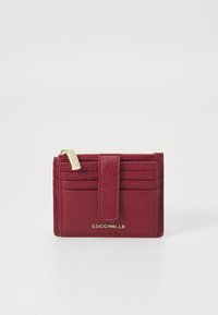 Portafoglio in pelle bordeaux con finitura testurizzata, zip superiore e numerosi scomparti per carte; logo dorato sul davanti in basso.