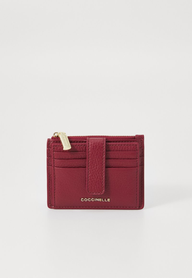 Portafoglio in pelle bordeaux con finitura testurizzata, zip superiore e numerosi scomparti per carte; logo dorato sul davanti in basso.