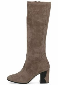 Stivale in suede taupe alto fino al ginocchio con punta affusolata e finitura testurizzata. Dotato di un tacco nero spesso con un particolare intaglio geometrico.