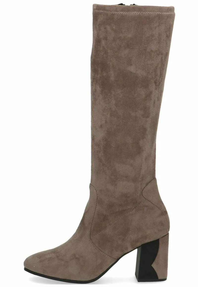 Stivale in suede taupe alto fino al ginocchio con punta affusolata e finitura testurizzata. Dotato di un tacco nero spesso con un particolare intaglio geometrico.