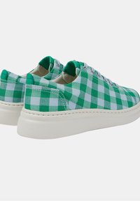 Zeleno-bílé kostičkované plátěné tenisky s texturovaným svrškem, plochými tkaničkami a bílou gumovou podrážkou.