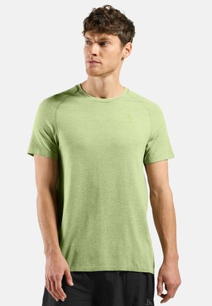 Green, short-sleeve athletic t-shirt made of textured fabric. Features a round neckline and a logo printed on the chest.