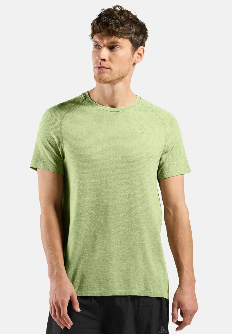 T-shirt de sport vert à manches courtes fabriqué en tissu texturé. Doté d'un col rond et d'un logo imprimé sur la poitrine.