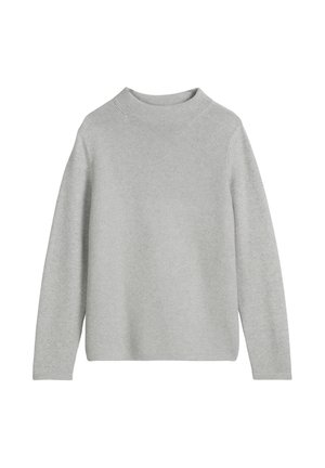 Lichtgrijze gebreide trui met een ronde hals, lange mouwen en een gestructureerde afwerking. Eenvoudig ontwerp, zonder zichtbare patronen of versieringen.