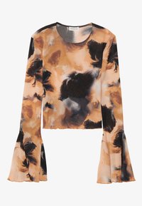 Langsleeve top van doorzichtig, soepel materiaal met een abstract patroon in oranje, zwart en crèmekleur. Heeft klokmouwen met een subtiele ruching.