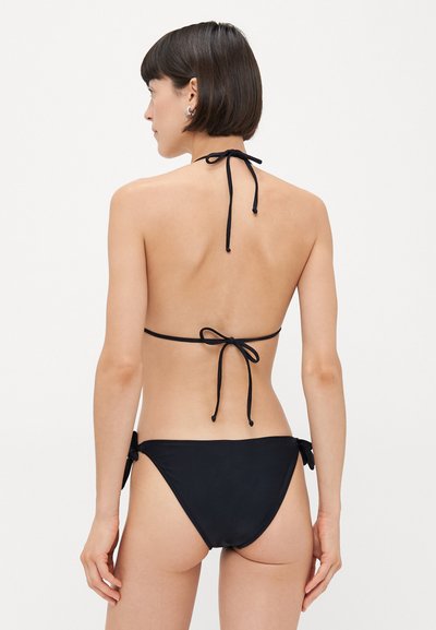 Schwarzes Bikini-Set mit einem Neckholder-Oberteil mit gebundenen Verschlüssen und verstellbaren Seitenbändern an den Unterteilen, gefertigt aus glattem, dehnbarem Stoff.