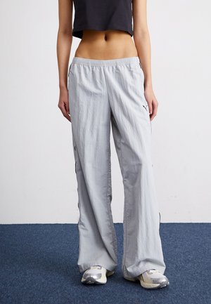 Puma DARE TO RELAXED PANTS - Trousers - flat light gray