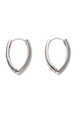 Pereche de cercei argintii ovali în formă de cerc, cu o parte netedă și o parte decorată cu pietre mici și clare.