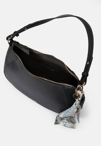 Czarna skórzana torebka o teksturowanym wykończeniu, złoty zamek błyskawiczny, a także odpinany akcent w postaci wzorzystej chusty. Wnętrze jest przestronne i wyłożone podszewką.